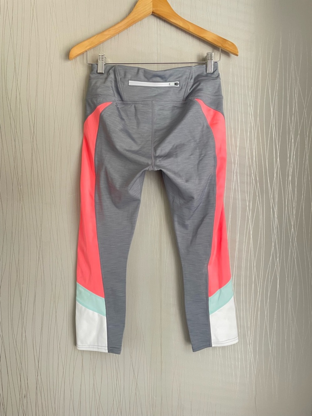 Athleta Cropped Leggings Small Gray Pink Colorblock Capri Workout Yoga Gym - Picture 7 of 9
